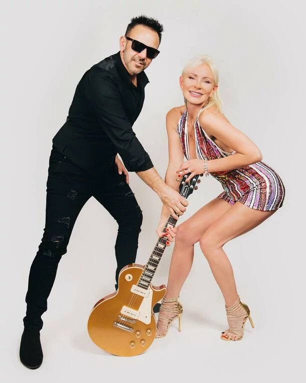 Mąż znanej wokalistki disco polo wygląda jak model! Uwielbiana para pochwaliła się zdjęciami wyjątkowej sesji. Fani ”Śliczna z Was para”