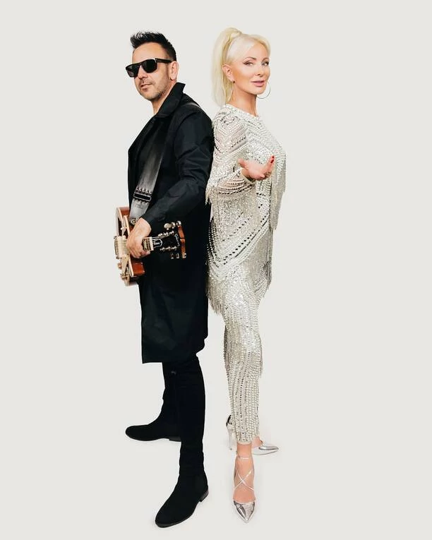 Mąż znanej wokalistki disco polo wygląda jak model! Uwielbiana para pochwaliła się zdjęciami wyjątkowej sesji. Fani ”Śliczna z Was para”