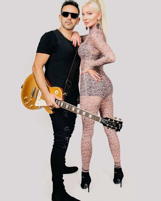 Mąż znanej wokalistki disco polo wygląda jak model! Uwielbiana para pochwaliła się zdjęciami wyjątkowej sesji. Fani ”Śliczna z Was para”