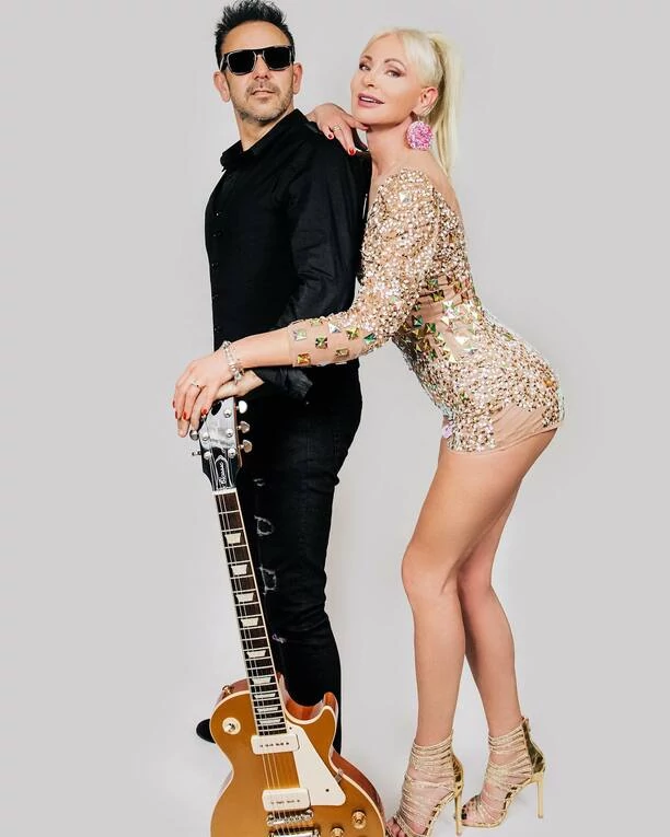 Mąż znanej wokalistki disco polo wygląda jak model! Uwielbiana para pochwaliła się zdjęciami wyjątkowej sesji. Fani ”Śliczna z Was para”