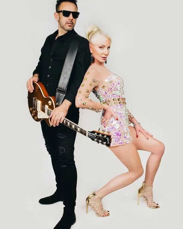 Mąż znanej wokalistki disco polo wygląda jak model! Uwielbiana para pochwaliła się zdjęciami wyjątkowej sesji. Fani ”Śliczna z Was para”