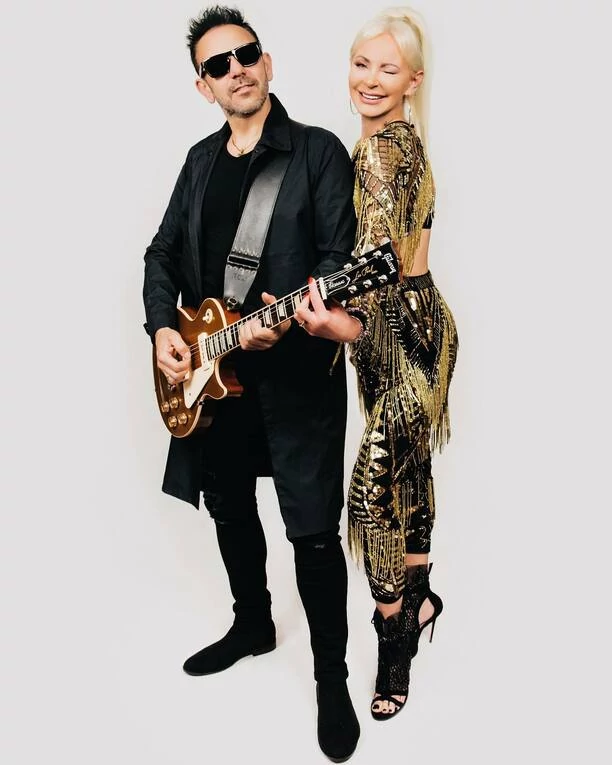 Mąż znanej wokalistki disco polo wygląda jak model! Uwielbiana para pochwaliła się zdjęciami wyjątkowej sesji. Fani ”Śliczna z Was para”