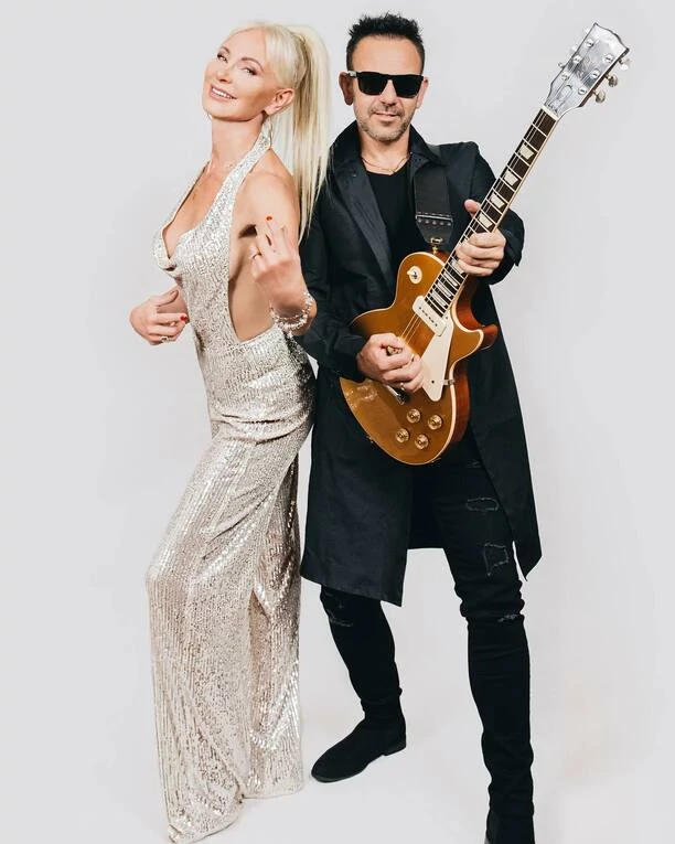 Mąż znanej wokalistki disco polo wygląda jak model! Uwielbiana para pochwaliła się zdjęciami wyjątkowej sesji. Fani ”Śliczna z Was para”