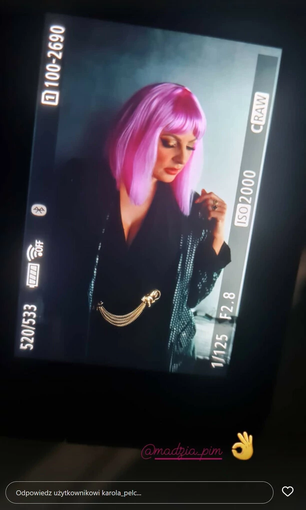 SZOK! MAGDA NAROŻNA Piękni i Młodzi ścięła włosy i przefarbowała je na różowo?! To zdjęcie zdradza wszystko! 