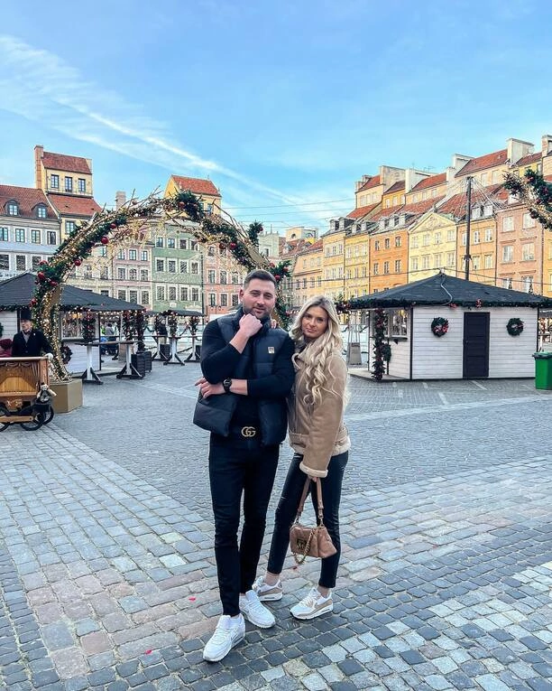 Romantyczne chwile na spacerze: Power Boy z partnerką Anitą w Warszawie!