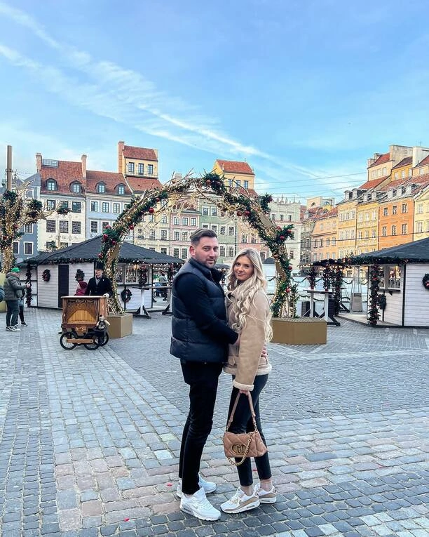 Romantyczne chwile na spacerze: Power Boy z partnerką Anitą w Warszawie!