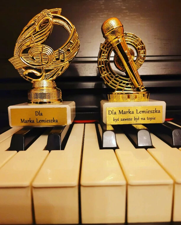 Niezwykły gest! Znany wokalista disco polo obdarowany wyjątkowym prezentem! Okazja jest szczególna!
