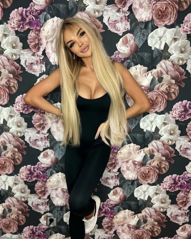 Ogromny dekolt do pasa! Gwiazdeczka disco polo na ustach Polaków