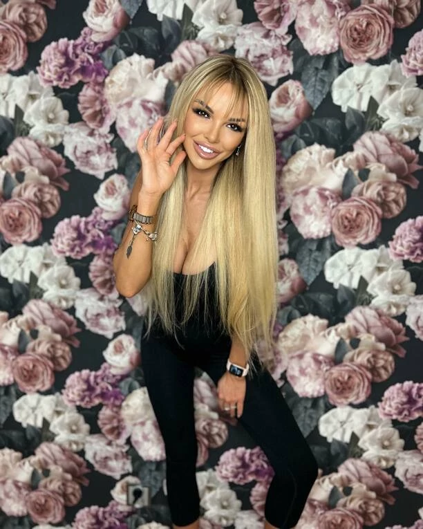 Ogromny dekolt do pasa! Gwiazdeczka disco polo na ustach Polaków