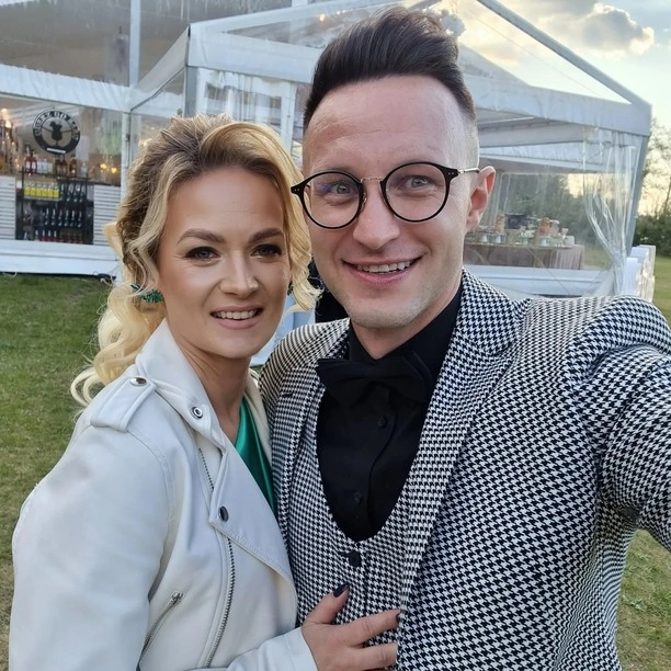 Gwiazdor disco polo Jakub Urbański z żoną Eweliną na ślubie Karpowicz! Ich stylizacje robią wrażenie! Para wyglądała znakomicie!