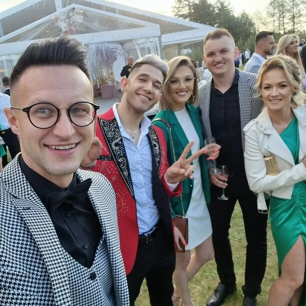 Gwiazdor disco polo Jakub Urbański z żoną Eweliną na ślubie Karpowicz! Ich stylizacje robią wrażenie! Para wyglądała znakomicie!
