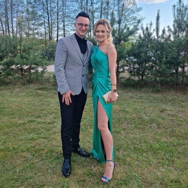 Gwiazdor disco polo Jakub Urbański z żoną Eweliną na ślubie Karpowicz! Ich stylizacje robią wrażenie! Para wyglądała znakomicie!