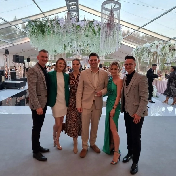 Gwiazdor disco polo Jakub Urbański z żoną Eweliną na ślubie Karpowicz! Ich stylizacje robią wrażenie! Para wyglądała znakomicie!