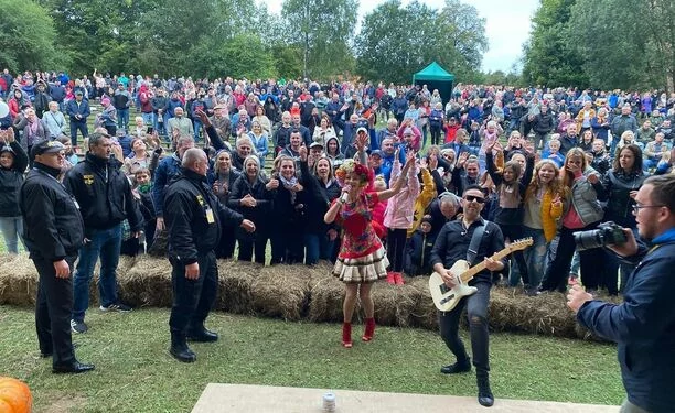 Tłumy na dożynkowym koncercie zespołu Mejk! Gwiazdorzy disco polo doprowadzili publiczność do szaleństwa! 