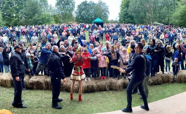 Tłumy na dożynkowym koncercie zespołu Mejk! Gwiazdorzy disco polo doprowadzili publiczność do szaleństwa! 