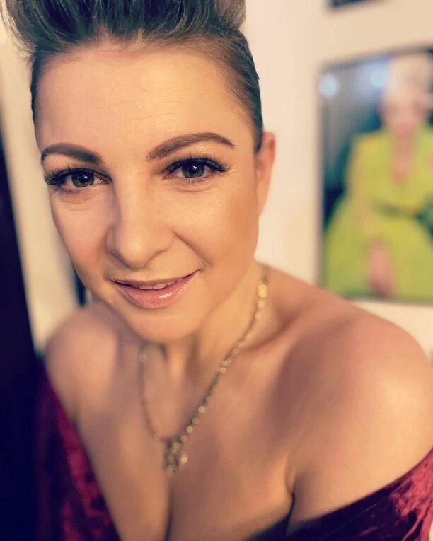 Magdalena Narożna rozgrzała fanów do czerwoności! Gwiazda disco polo została przyłapana z odkrytym biustem! Pod postem zawrzało ”Miss Polonia”!