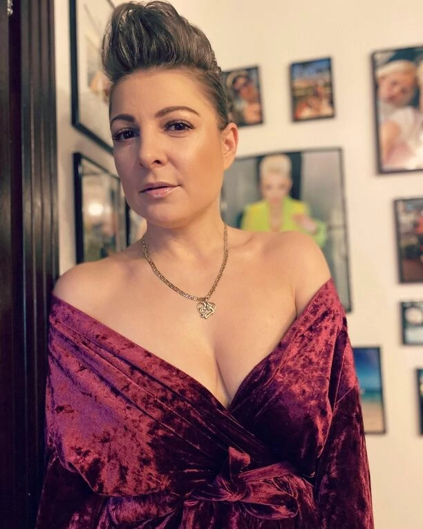 Magdalena Narożna rozgrzała fanów do czerwoności! Gwiazda disco polo została przyłapana z odkrytym biustem! Pod postem zawrzało ”Miss Polonia”!