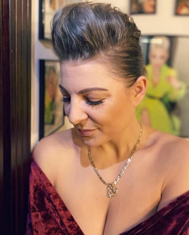 Magdalena Narożna rozgrzała fanów do czerwoności! Gwiazda disco polo została przyłapana z odkrytym biustem! Pod postem zawrzało ”Miss Polonia”!