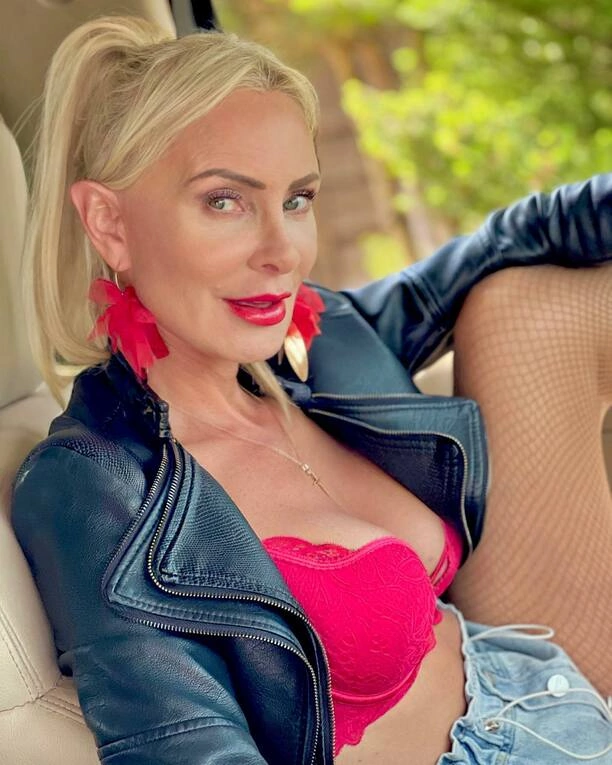 Gwiazda disco polo oszałamia w kontrowersyjnym stroju! Zobacz, co pokazała na najnowszych zdjęciach! Cały dekolt na wierzchu