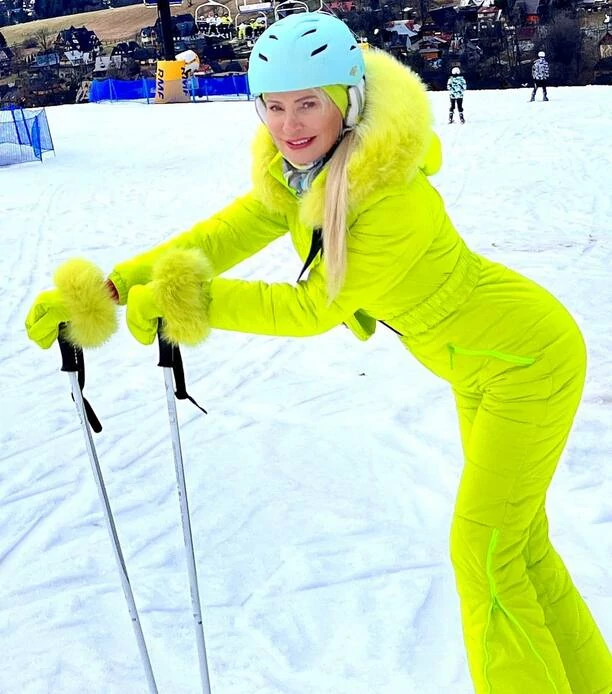Tak gwiazda disco polo ubrała się na stok narciarski! Uwagę przykuwa jeden szczegół