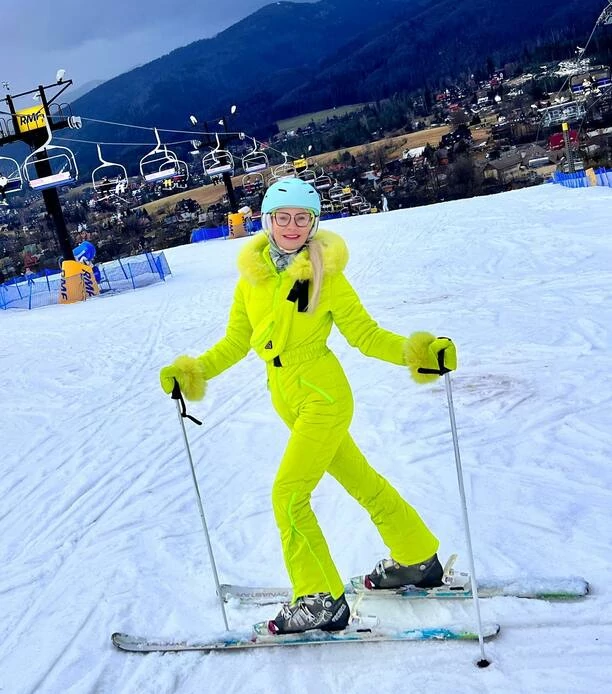 Tak gwiazda disco polo ubrała się na stok narciarski! Uwagę przykuwa jeden szczegół