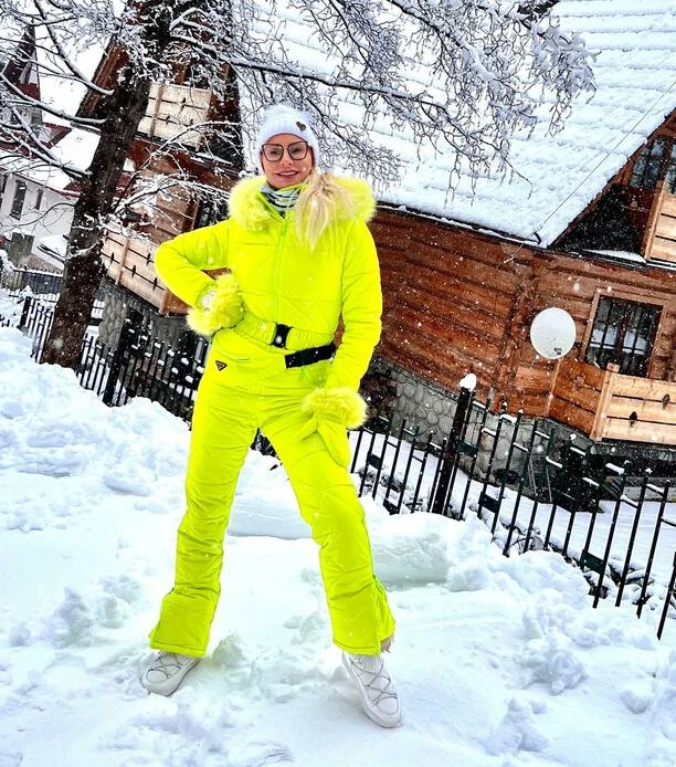 Tak gwiazda disco polo ubrała się na stok narciarski! Uwagę przykuwa jeden szczegół