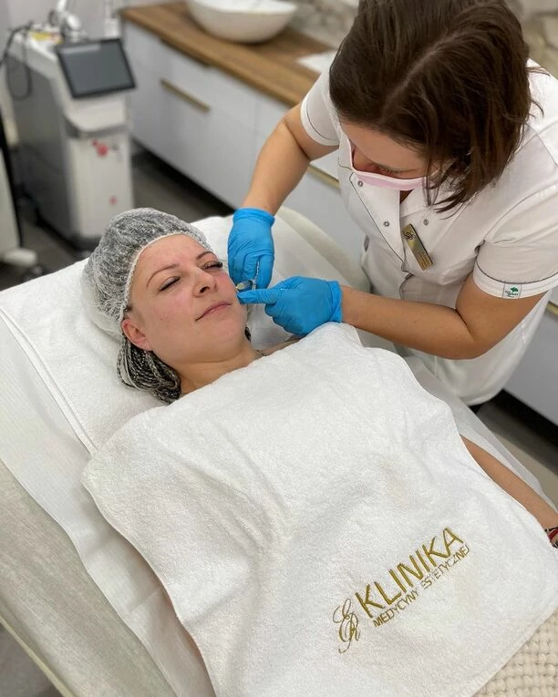 Magdalena Narożna zdecydowała się poprawić wygląd swojej skóry! Zabieg który wybrała działa według opisu cuda! 