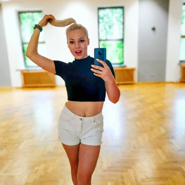 Znana wokalistka disco polo kusi w skąpym stroju na łóżku! Sylwia Morcinek z formacji Weź Nie Pytaj poruszyła wyobraźnię fanów!
