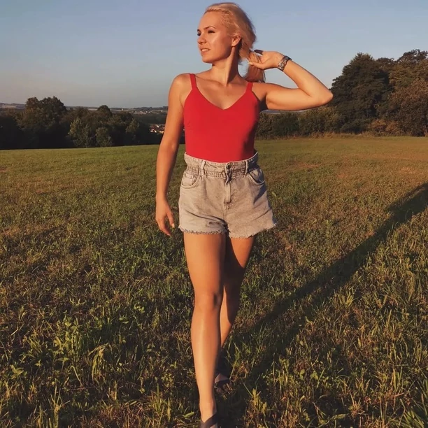 Znana wokalistka disco polo kusi w skąpym stroju na łóżku! Sylwia Morcinek z formacji Weź Nie Pytaj poruszyła wyobraźnię fanów!
