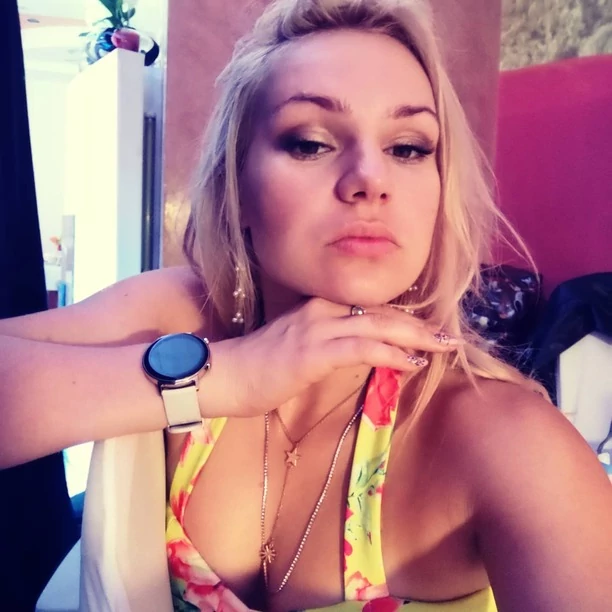 Znana wokalistka disco polo kusi w skąpym stroju na łóżku! Sylwia Morcinek z formacji Weź Nie Pytaj poruszyła wyobraźnię fanów!
