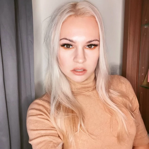 Znana wokalistka disco polo kusi w skąpym stroju na łóżku! Sylwia Morcinek z formacji Weź Nie Pytaj poruszyła wyobraźnię fanów!
