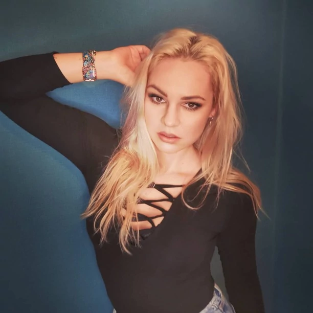 Znana wokalistka disco polo kusi w skąpym stroju na łóżku! Sylwia Morcinek z formacji Weź Nie Pytaj poruszyła wyobraźnię fanów!
