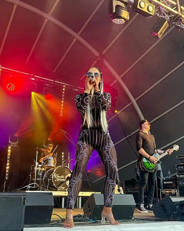 Klaudia Zielińska szokuje bielizną na scenie! Gwiazda założyła przezroczysty kombinezon! Wyglądała obłędnie?! 

