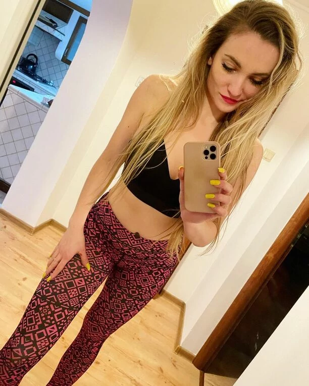 Śliczna wokalistka disco polo zachwyciła kuszącym strojem! Wygląda jak modelka z zagranicznych wybiegów?!