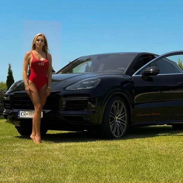 Gwiazda disco polo kupiła sobie przepiękne Porsche! Cena samochodu Moniki Chwajoł zwala z nóg! To auto marzeń wielu Polaków!