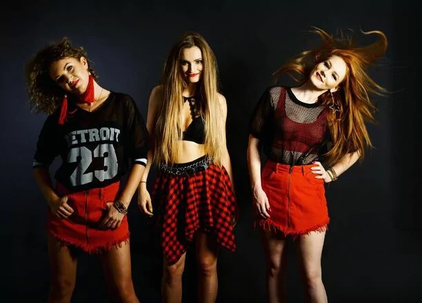 Krok od wpadki?! Wokalistka disco polo bez stanika! Uchwycony kadr wzbudza emocje! 