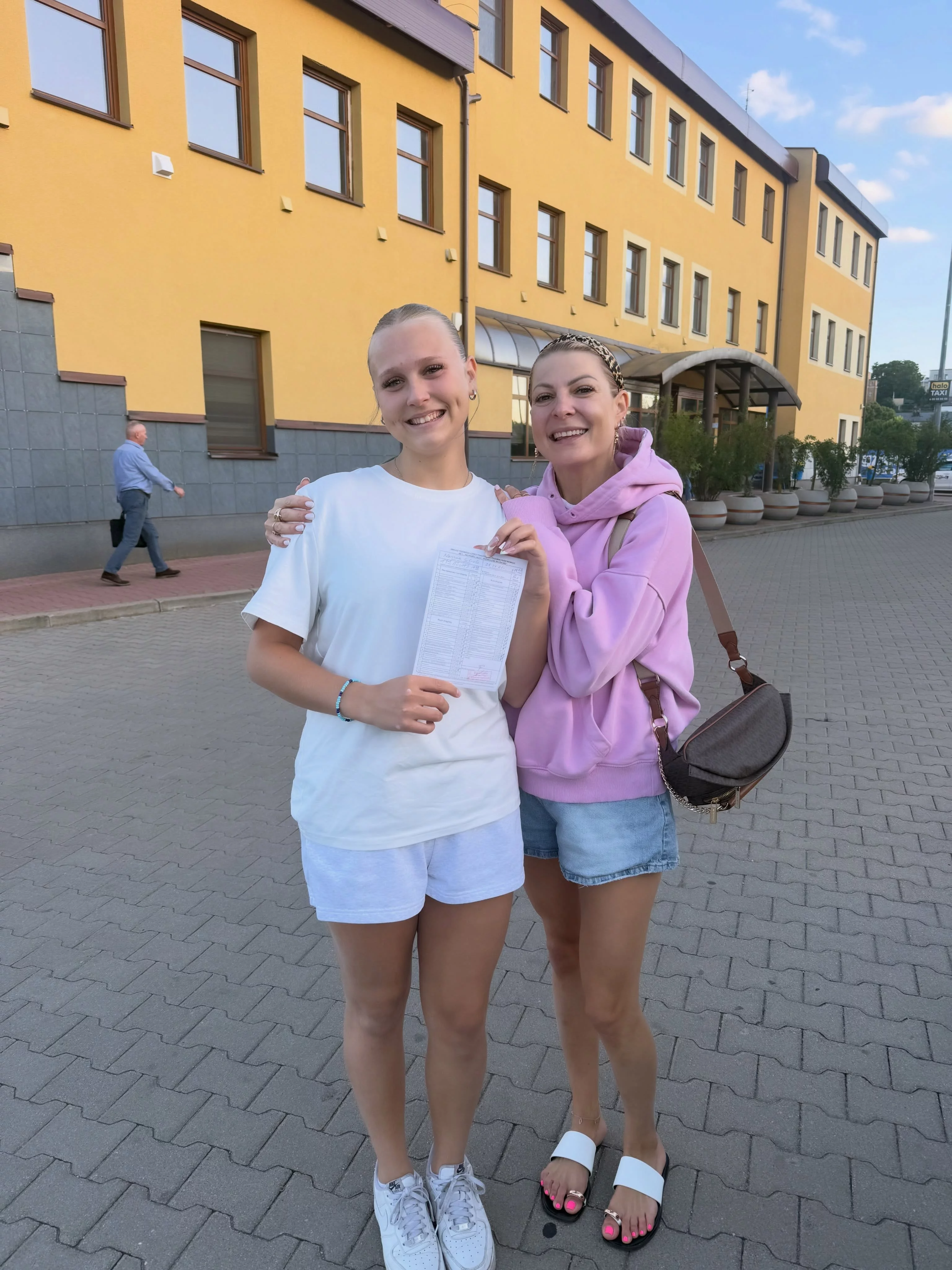 Dumna i szczęśliwa Magda Narożna. Córka Gabrysia Narożna zdała prawo jazdy za pierwszym razem