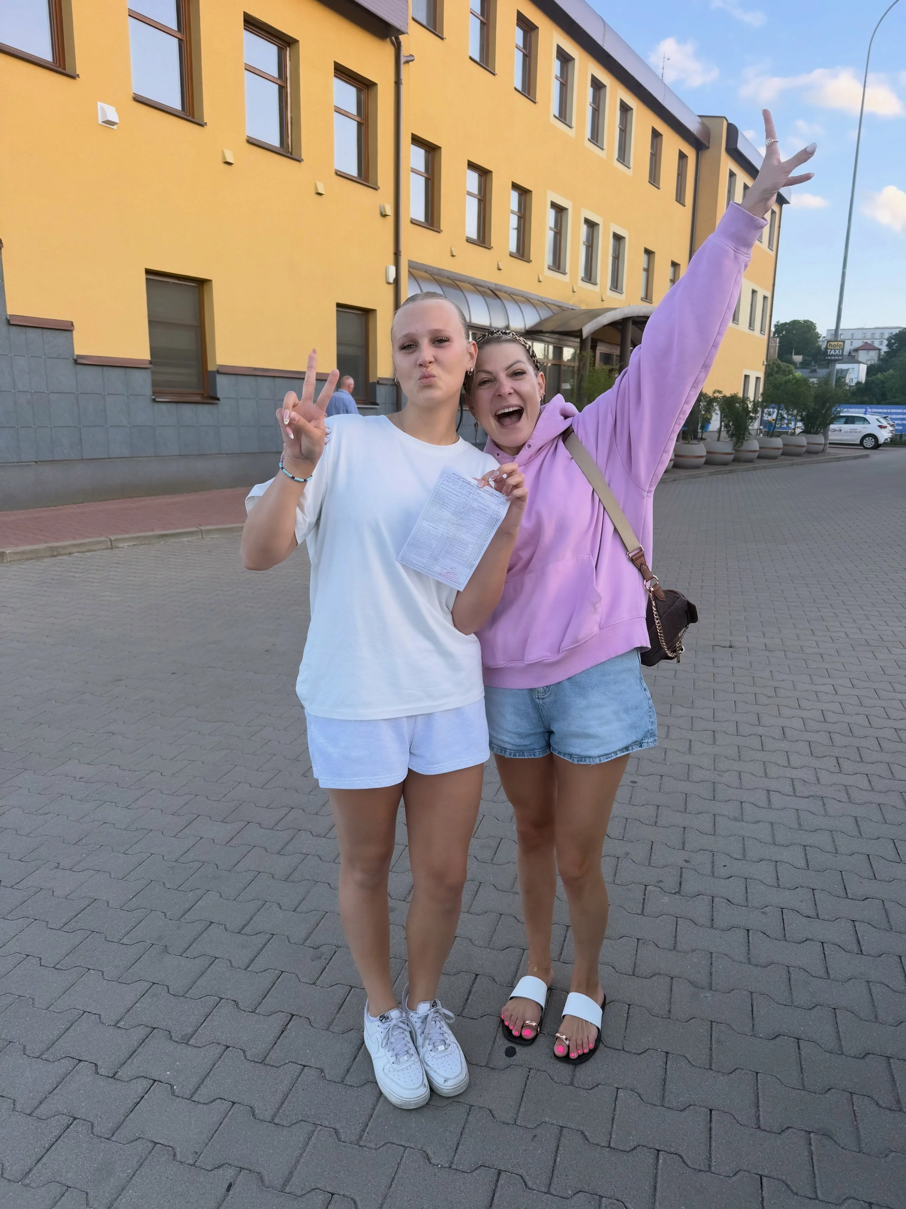 Dumna i szczęśliwa Magda Narożna. Córka Gabrysia Narożna zdała prawo jazdy za pierwszym razem