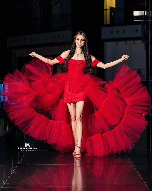 Angelika Żmijewska - Top Girls na ustach wszystkich! Gwiazda disco polo zachwyciła olśniewającą kreacją odsłaniającą nogi! 