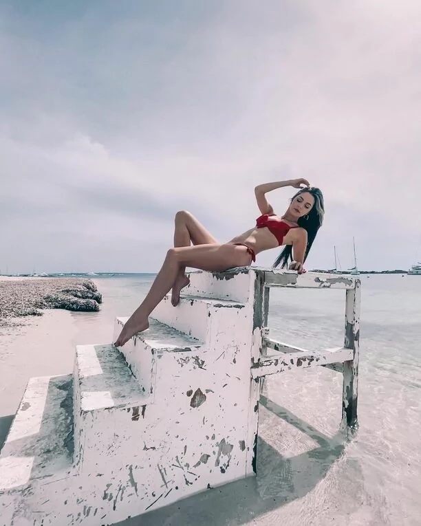 Angelika Żmijewska - Top Girls na ustach wszystkich! Gwiazda disco polo zachwyciła olśniewającą kreacją odsłaniającą nogi! 