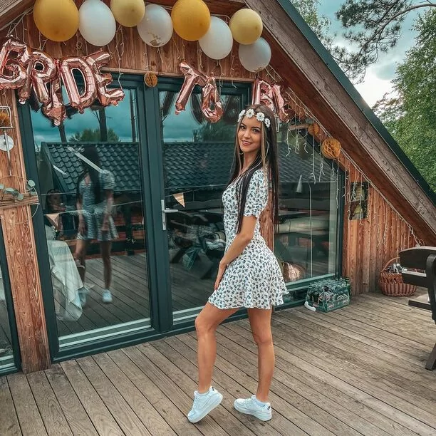 Angelika Żmijewska - Top Girls na ustach wszystkich! Gwiazda disco polo zachwyciła olśniewającą kreacją odsłaniającą nogi! 