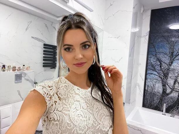 Angelika Żmijewska - Top Girls na ustach wszystkich! Gwiazda disco polo zachwyciła olśniewającą kreacją odsłaniającą nogi! 