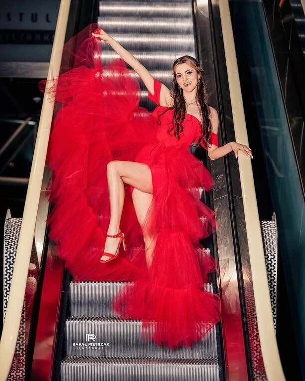 Angelika Żmijewska - Top Girls na ustach wszystkich! Gwiazda disco polo zachwyciła olśniewającą kreacją odsłaniającą nogi! 