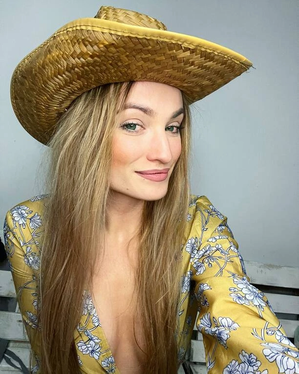 Gwiazda disco polo poczuła lato! Zwiewna koszulka bez stanika! Wokalistka z głębokim dekoltem!