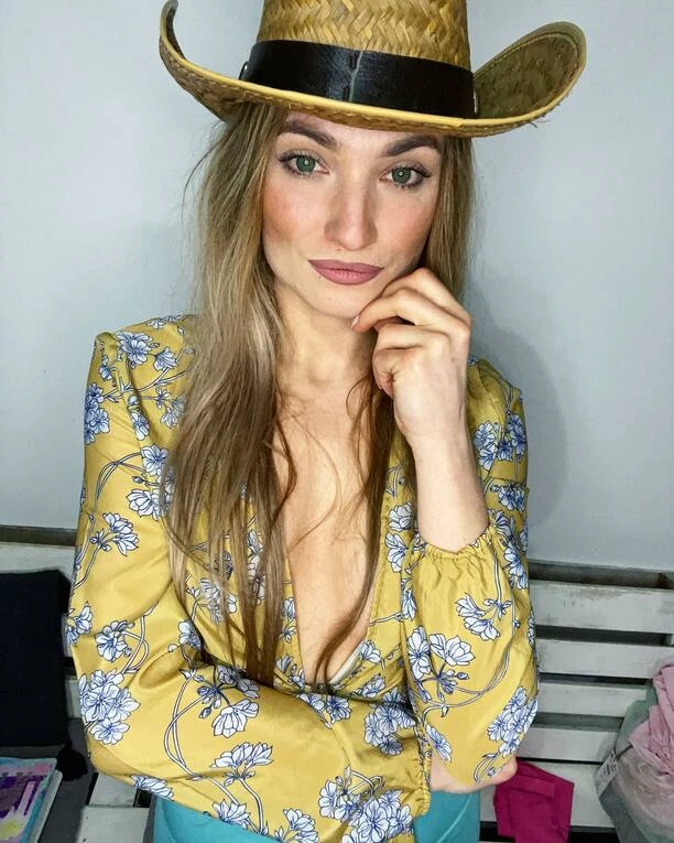 Gwiazda disco polo poczuła lato! Zwiewna koszulka bez stanika! Wokalistka z głębokim dekoltem!