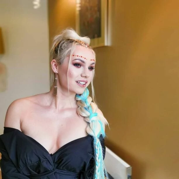 Mega głęboki dekolt gwiazdy disco polo zwraca uwagę odbiorców! Fani oszaleli na jej punkcie!