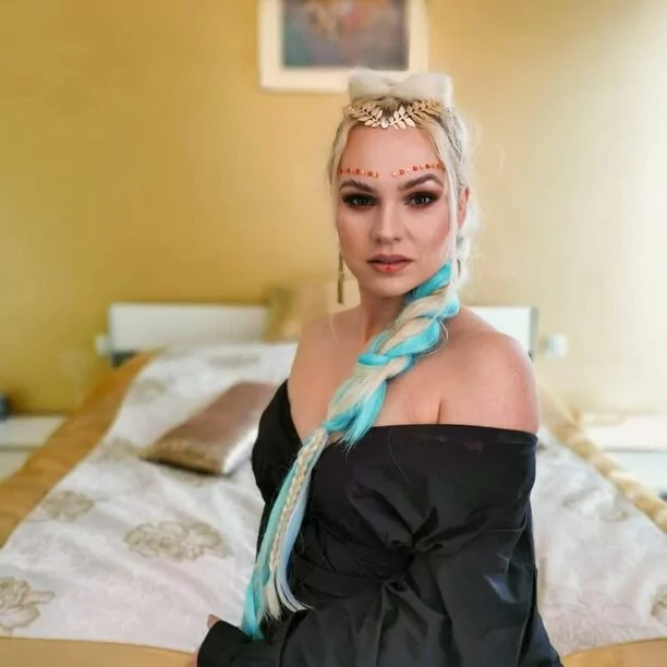 Mega głęboki dekolt gwiazdy disco polo zwraca uwagę odbiorców! Fani oszaleli na jej punkcie!