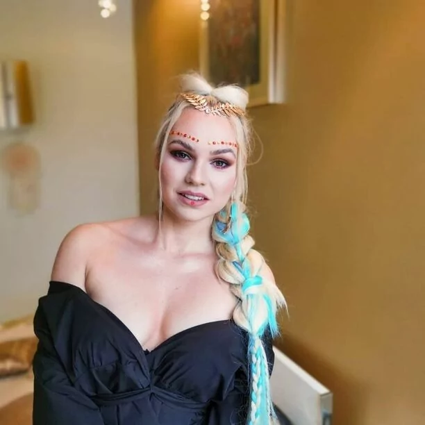 Mega głęboki dekolt gwiazdy disco polo zwraca uwagę odbiorców! Fani oszaleli na jej punkcie!