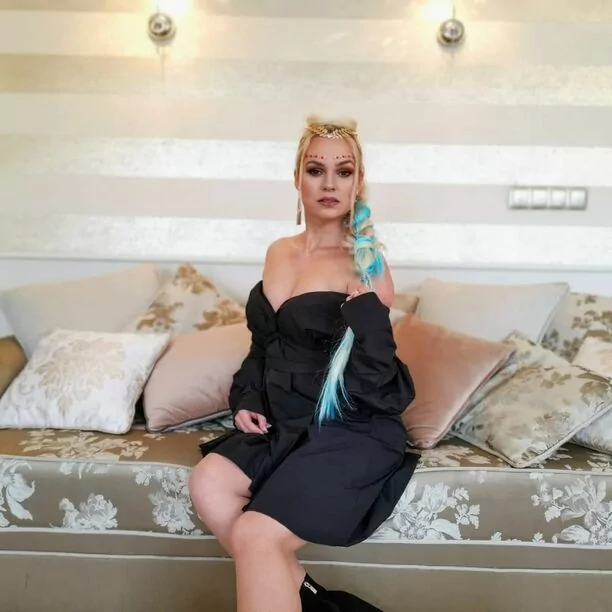 Mega głęboki dekolt gwiazdy disco polo zwraca uwagę odbiorców! Fani oszaleli na jej punkcie!