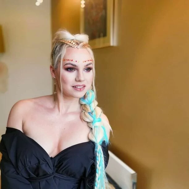 Mega głęboki dekolt gwiazdy disco polo zwraca uwagę odbiorców! Fani oszaleli na jej punkcie!